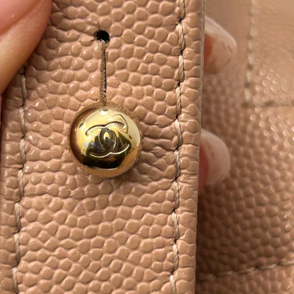 SOLD PRIVATE
Chanel Le Boy Old Medium Light Gold Hardware - Picture 15 of 16